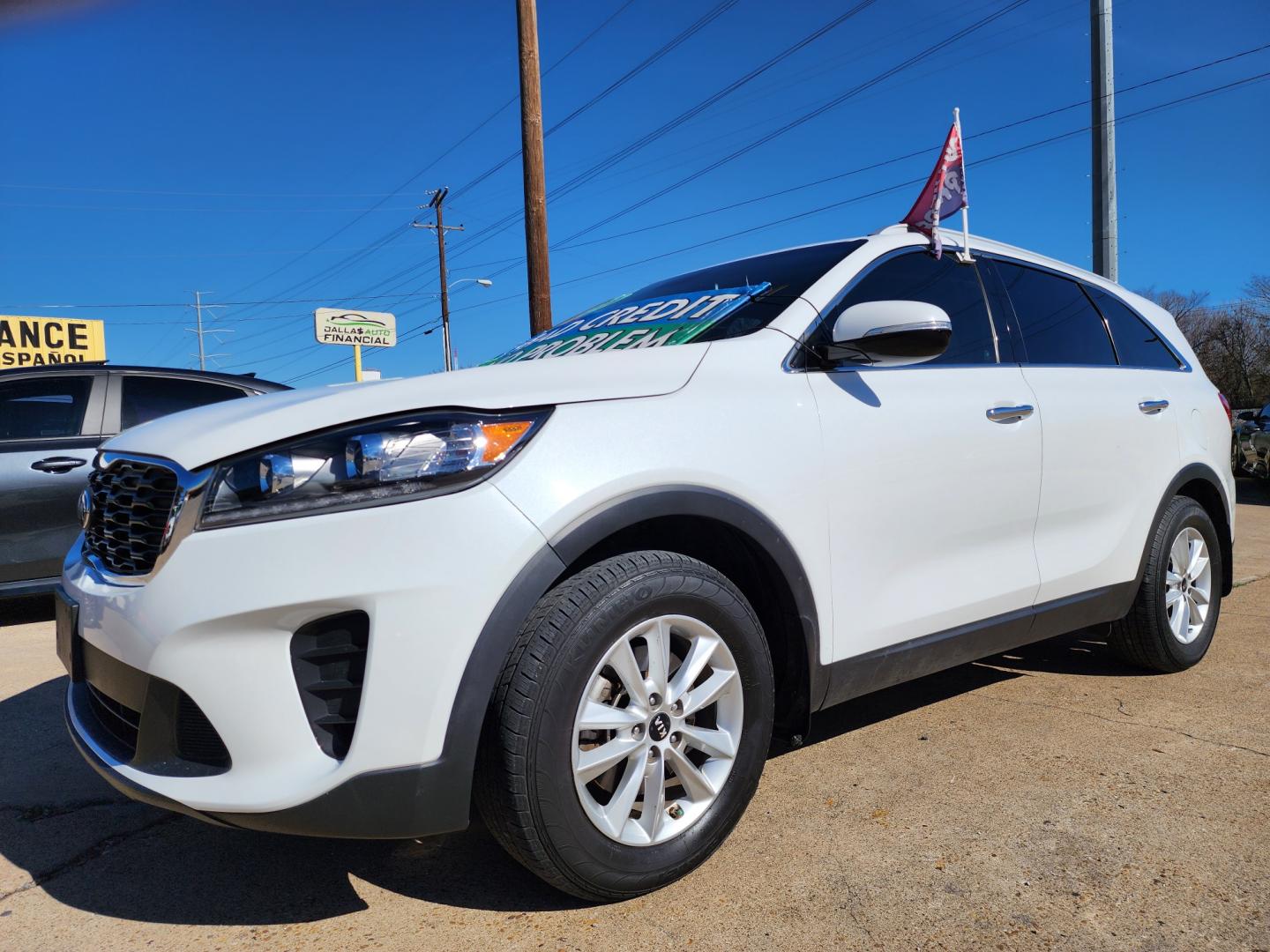 2019 DIAMOND WHITE Kia Sorento LX (5XYPG4A32KG) , AUTO transmission, located at 2660 S.Garland Avenue, Garland, TX, 75041, (469) 298-3118, 32.885551, -96.655602 - Welcome to DallasAutos4Less, one of the Premier BUY HERE PAY HERE Dealers in the North Dallas Area. We specialize in financing to people with NO CREDIT or BAD CREDIT. We need proof of income, proof of residence, and a ID. Come buy your new car from us today!! This is a LIKE BRAND NEW 2019 KIA SOR - Photo#7